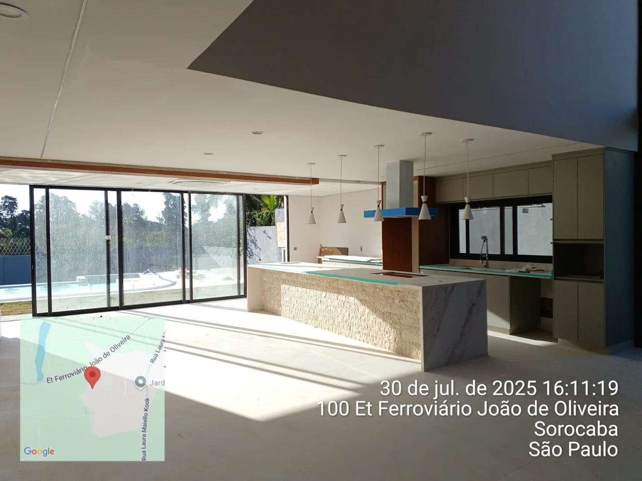Ambiente amplo e integrado com acabamento de alto padrão