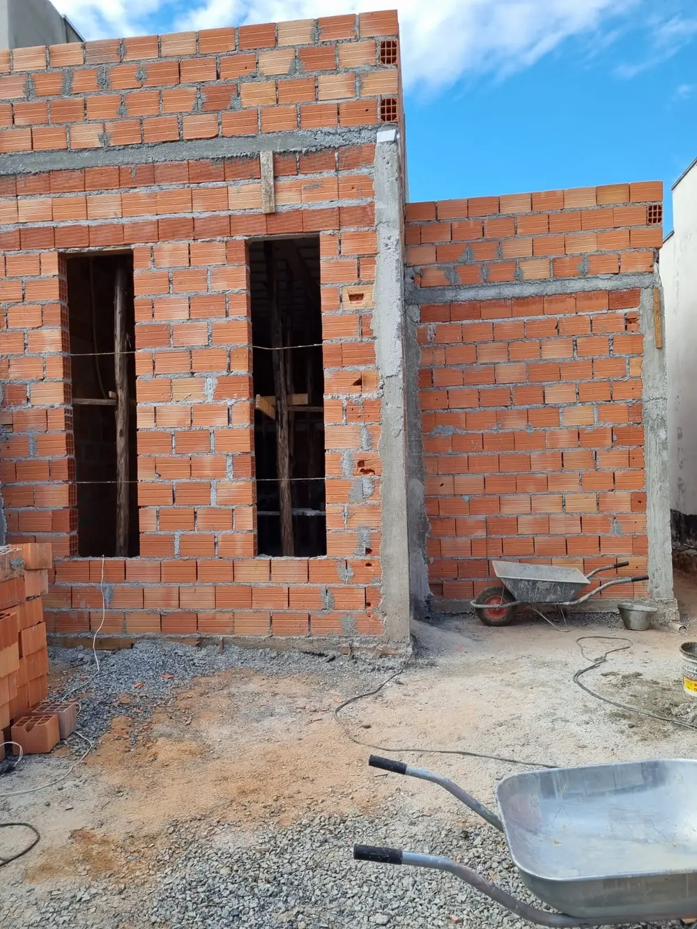 Obra residencial em fase de alvenaria conduzida pela Militão