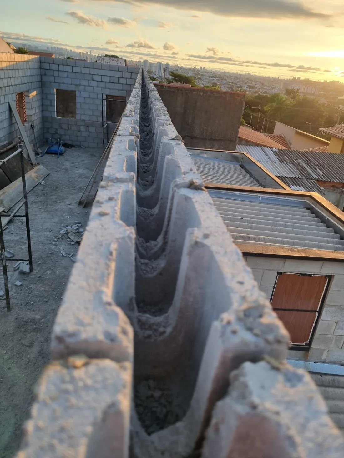 Estrutura de obra residencial em execução com acompanhamento técnico