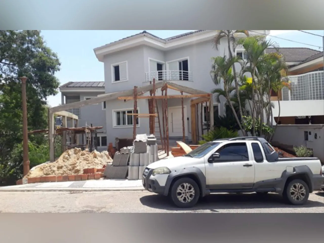 Residência de dois pavimentos em fase de conclusão
