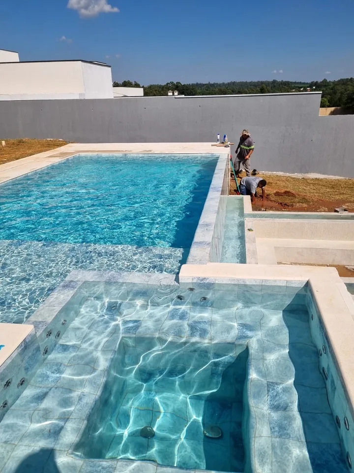 Área de lazer com piscina executada em residência